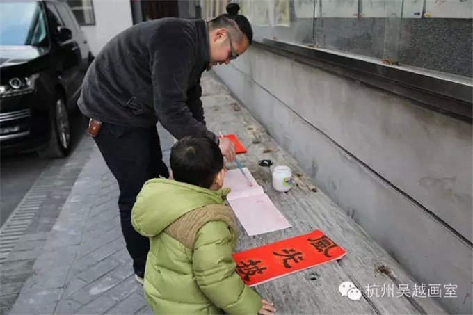 杭州吴越画室师生们一起看春晚、包饺子，欢欢喜喜过大年！