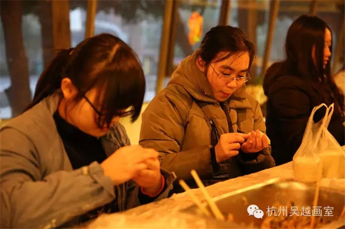 杭州吴越画室师生们一起看春晚、包饺子，欢欢喜喜过大年！