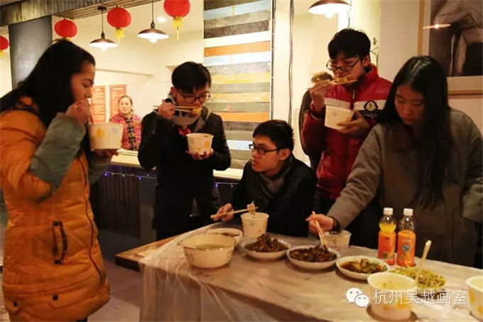 杭州吴越画室师生们一起看春晚、包饺子，欢欢喜喜过大年！