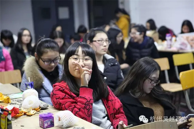 杭州吴越画室师生们一起看春晚、包饺子，欢欢喜喜过大年！