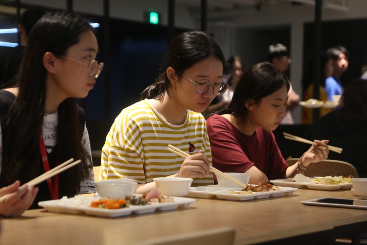 △老师与同学们一起在食堂吃饭